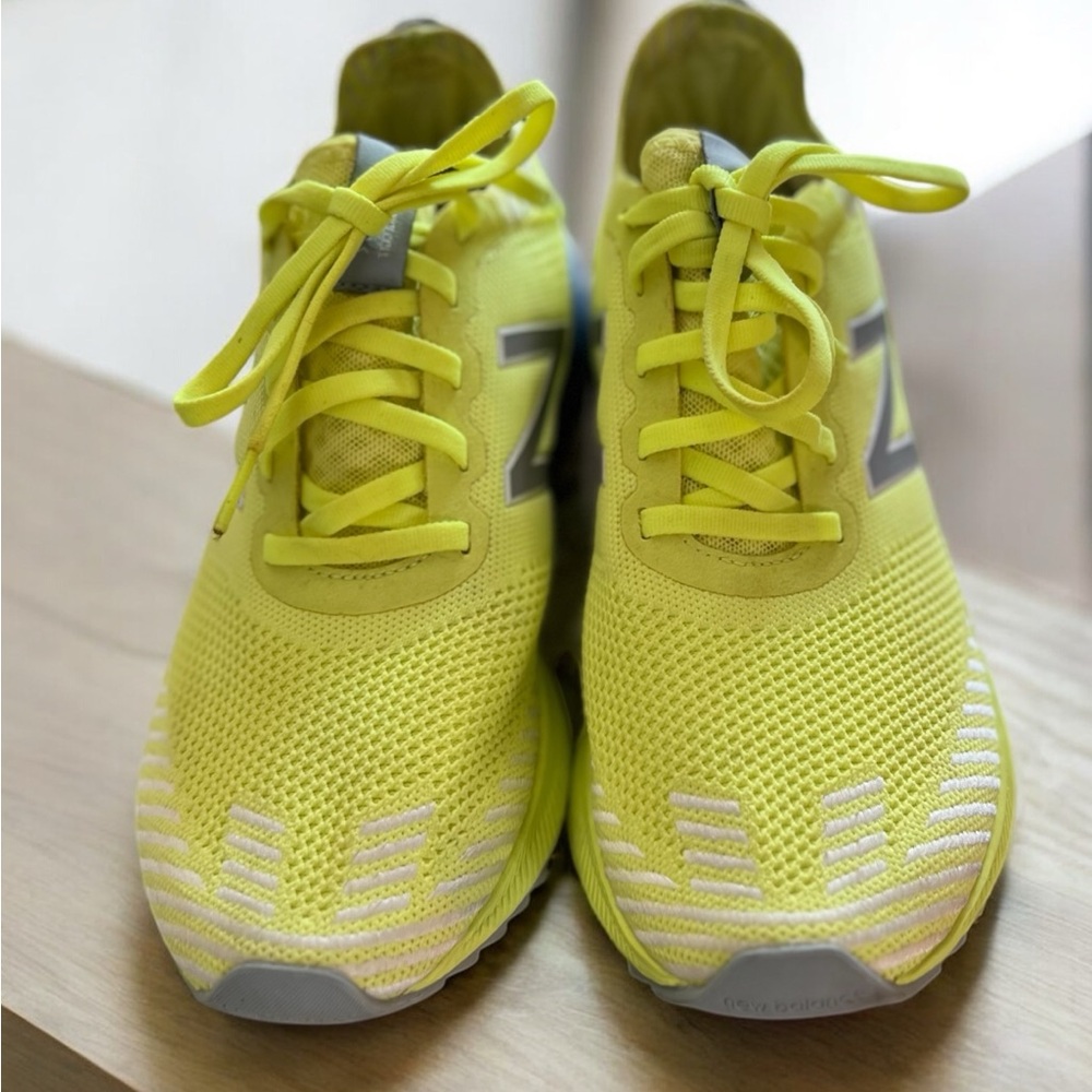 EUC~ New Balance
(WMNS) 9m New Balance FuelCell
Echo Fluorescence running shoe